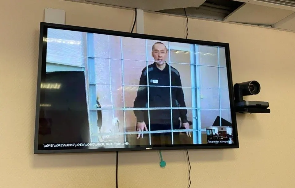 Бывший полковник МВД более трёх лет добивается заключения контракта и отправки в зону боевых действий. Суд в Москве не смог рассмотреть его административный иск: Министерство обороны пока не направило возражение.