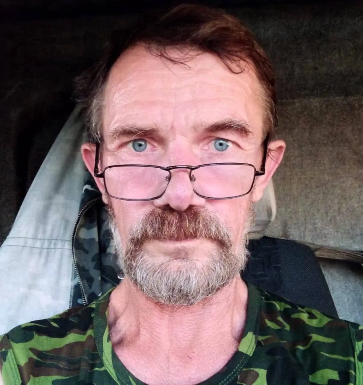 Дочь утверждает, что 58-летнего Юрия обманули: заставили продать квартиру, женили на неизвестной и через два дня отправили на СВО. Она требует проверки фактов и возбуждения уголовного дела.