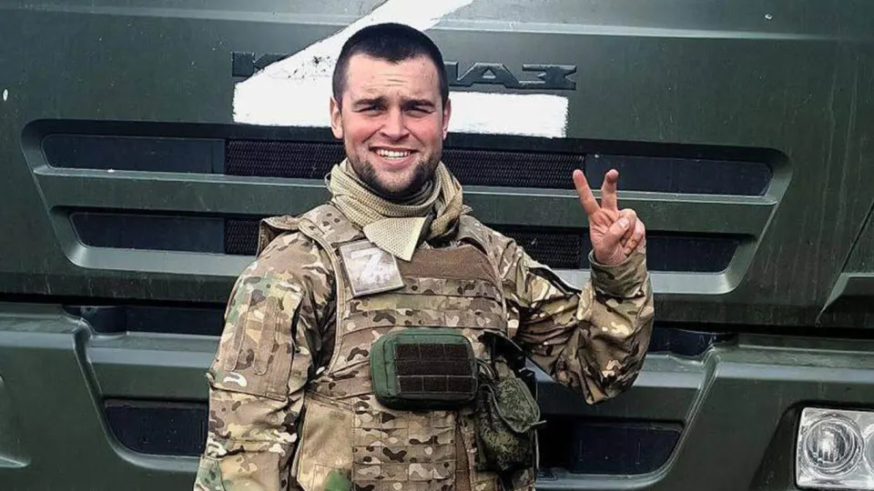 Егор Гузенко (позывной «Тринадцатый») разыскивается по делу о самовольном оставлении части и уклонении от воинской службы. Ранее он критиковал руководство и попадал под арест, затем подписал контракт с Минобороны.