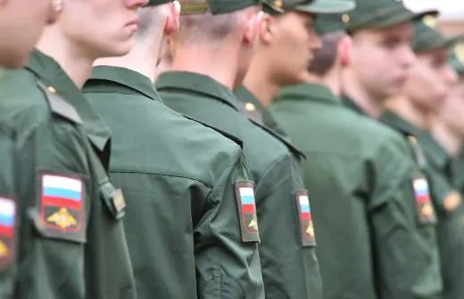 Правительство поддержало законопроект, позволяющий направлять солдат срочной службы в пожарные подразделения МЧС для тушения пожаров и проведения аварийно‑спасательных работ в населённых пунктах. В ведомстве оценивают, что в систему может быть привлечено до 5 тысяч призывников на фоне ежегодного сокращения числа дежурных караулов и низких зарплат сотрудников.