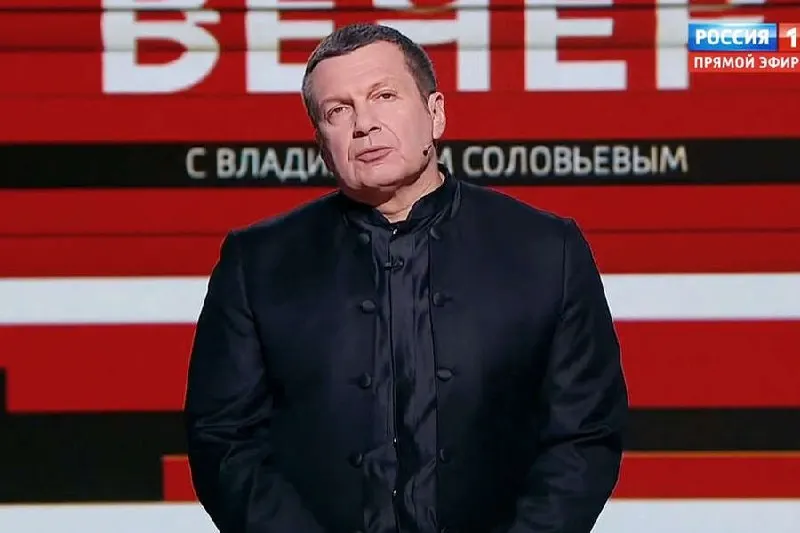 Телеведущий считает, что полное прекращение поставок бензина лишь повысит число желающих заключить контракт с Минобороны; по его мнению, западные страны недооценивают способность россиян переносить кризисы.