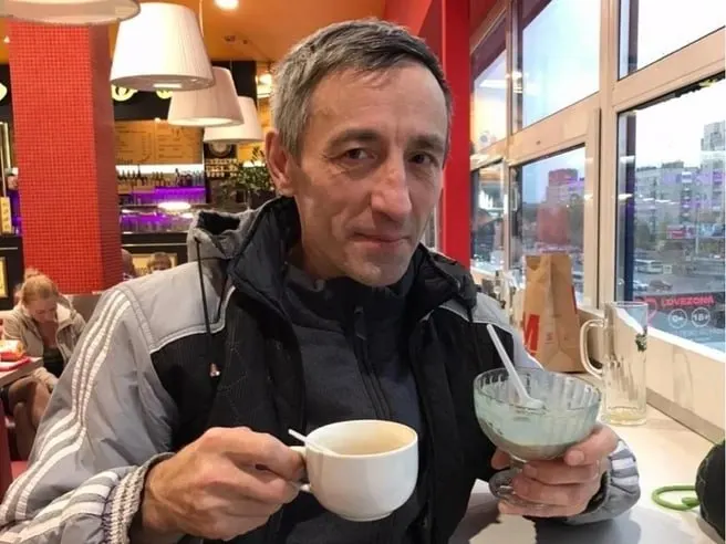55‑летний Виталий уехал восстанавливать дома после ударов БПЛА, по документам заключил контракт и позвонил из Луганска. Более месяца он не выходит на связь, в личном деле — статус «СОЧ».