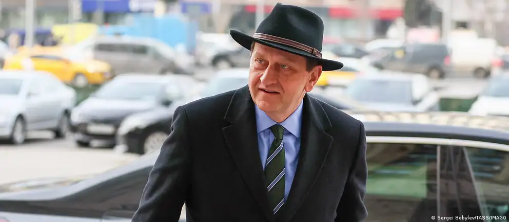 Александер Ламбсдорфф при отъезде из Москвы заявил, что за западными дипломатами следят, в российском обществе укрепляются националистические и репрессивные тенденции, а руководство страны настроено продолжать войну.