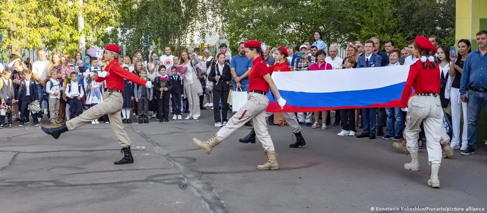 Во многих регионах России школьников не принимают в старшие классы, требуя высоких баллов и направляя их в колледжи. Родители жалуются, прокуратура реагирует, а эксперты видят в этом политику, ограничивающую доступ к высшему образованию.