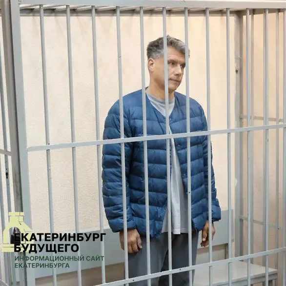 Кировский районный суд Екатеринбурга приостановил рассмотрение дела Сергея Горшунова, обвиняемого в убийстве главы крупной компании. По версии следствия, убийство связано с борьбой за контроль над Центральным рынком. Горшунов уже не впервые уезжает в зону боевых действий без разрешения суда.