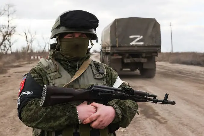 В региональном антикоррупционном докладе сказано, что 22 чиновника и депутата из Омской области, находившиеся в зоне боевых действий в Украине, не успели вовремя сдать декларации о доходах за 2025 год; всего сроки нарушили 517 муниципальных служащих, 466 из них к моменту окончания кампании уже сложили полномочия.