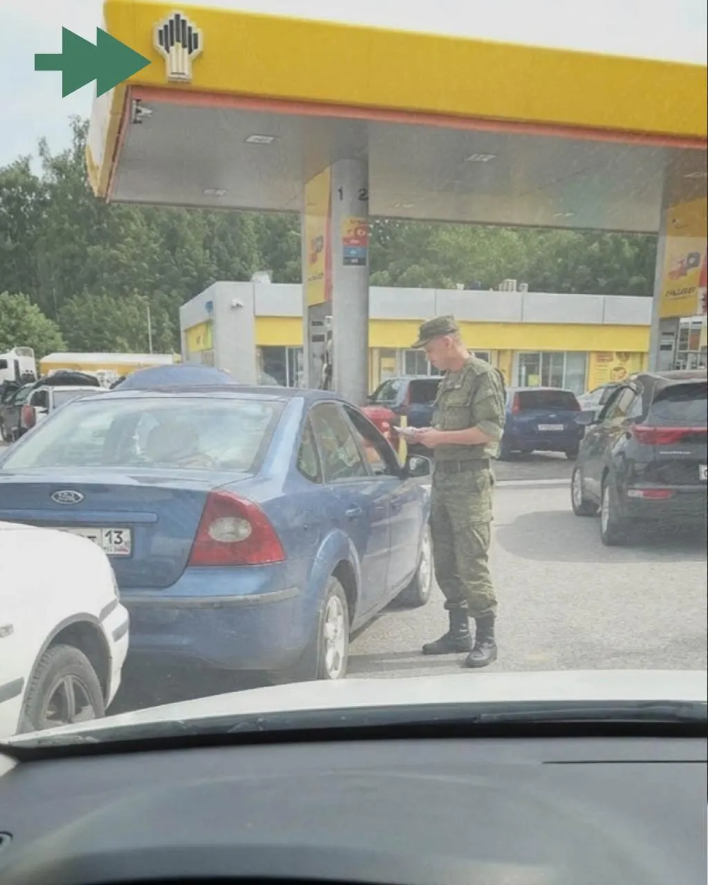 На автозаправке в Белгороде мужчина в военной форме подходил к очереди, просил показать документы, интересовался, служили ли они в армии, и записывал сведения, по словам свидетельницы.