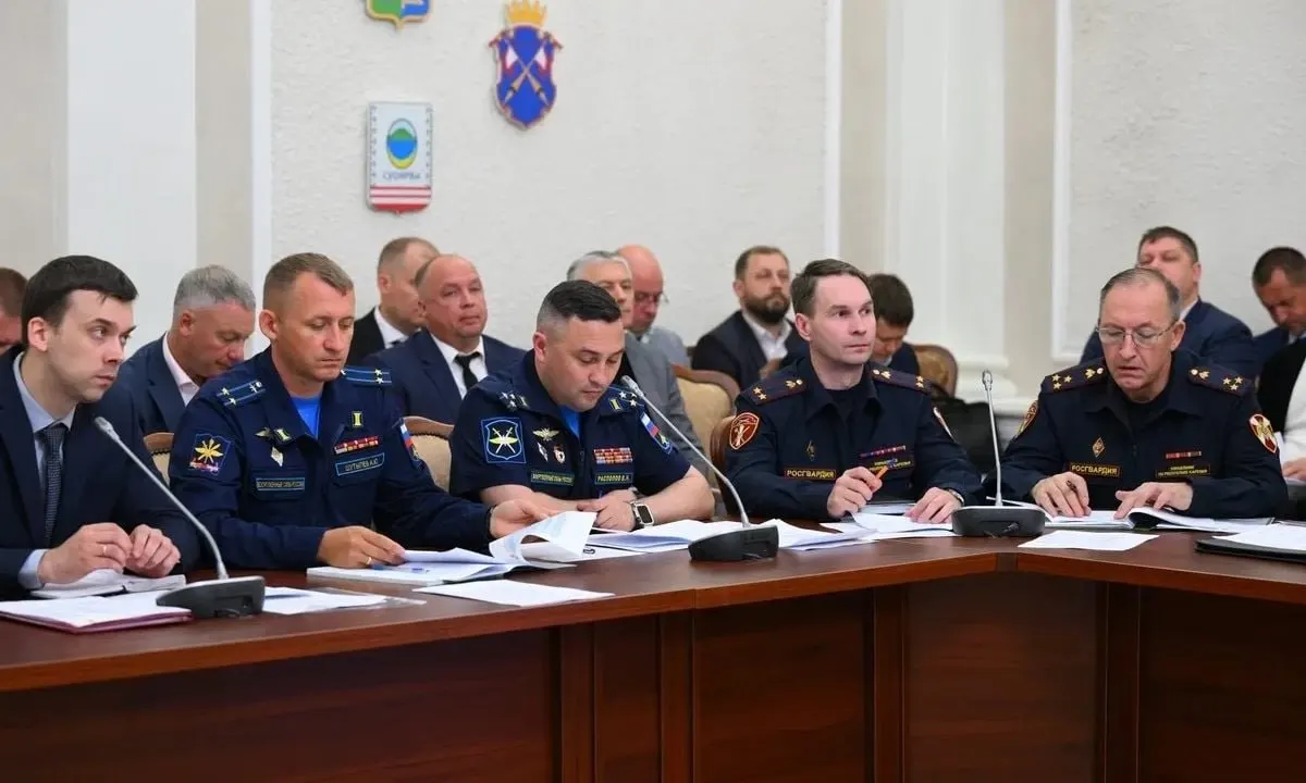 В республике создают мобильные огневые группы из резервистов для защиты ключевой инфраструктуры и промышленных предприятий от дронов. Возрастной предел — 18–55 лет (для младших офицеров — до 60, для старших — до 65). Служба проходит на территории Карелии, участники не направляются в зону СВО.
