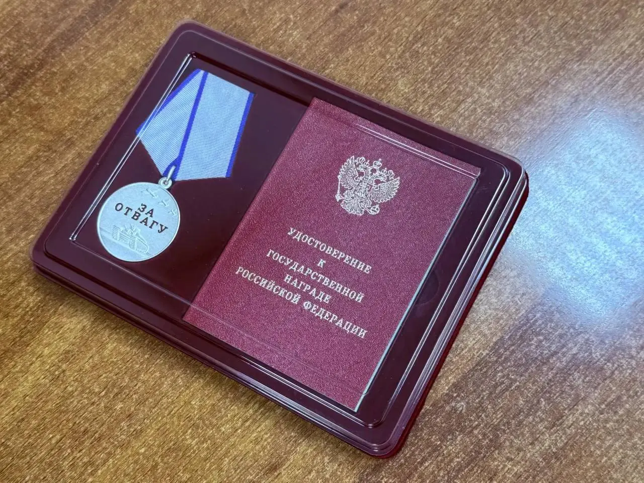 Жителя Назарова задержали по подозрению в мошенничестве: он убедил пяти мужчинам подписать контракты на службу в зоне СВО, получил доступ к их банковским картам и снял более 16 млн рублей, часть средств потрачена на покупку квартиры.