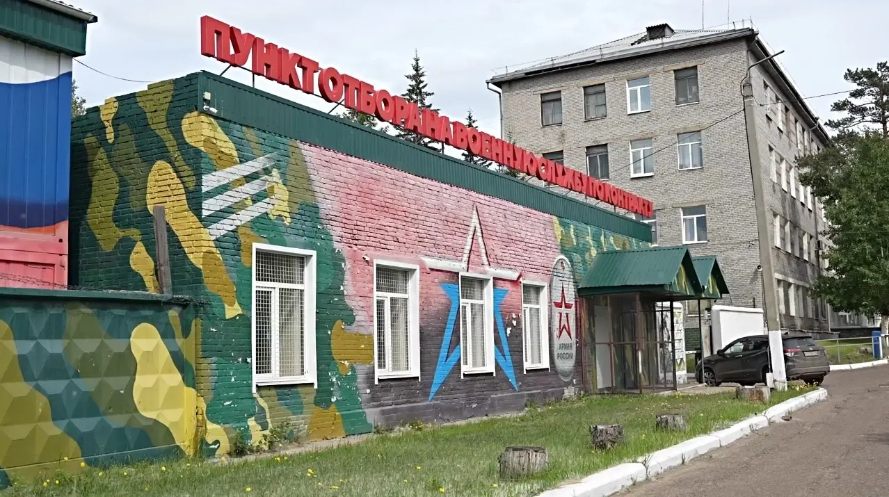 Единовременная выплата контрактникам в республике выросла на 500 тыс. до 2,1 млн рублей: 1,5 млн из регионального бюджета, 400 тыс. — федеральные, 200 тыс. — от бизнеса. В бюджете на 2026 год заложены 2,4 млрд рублей на аналогичные выплаты.