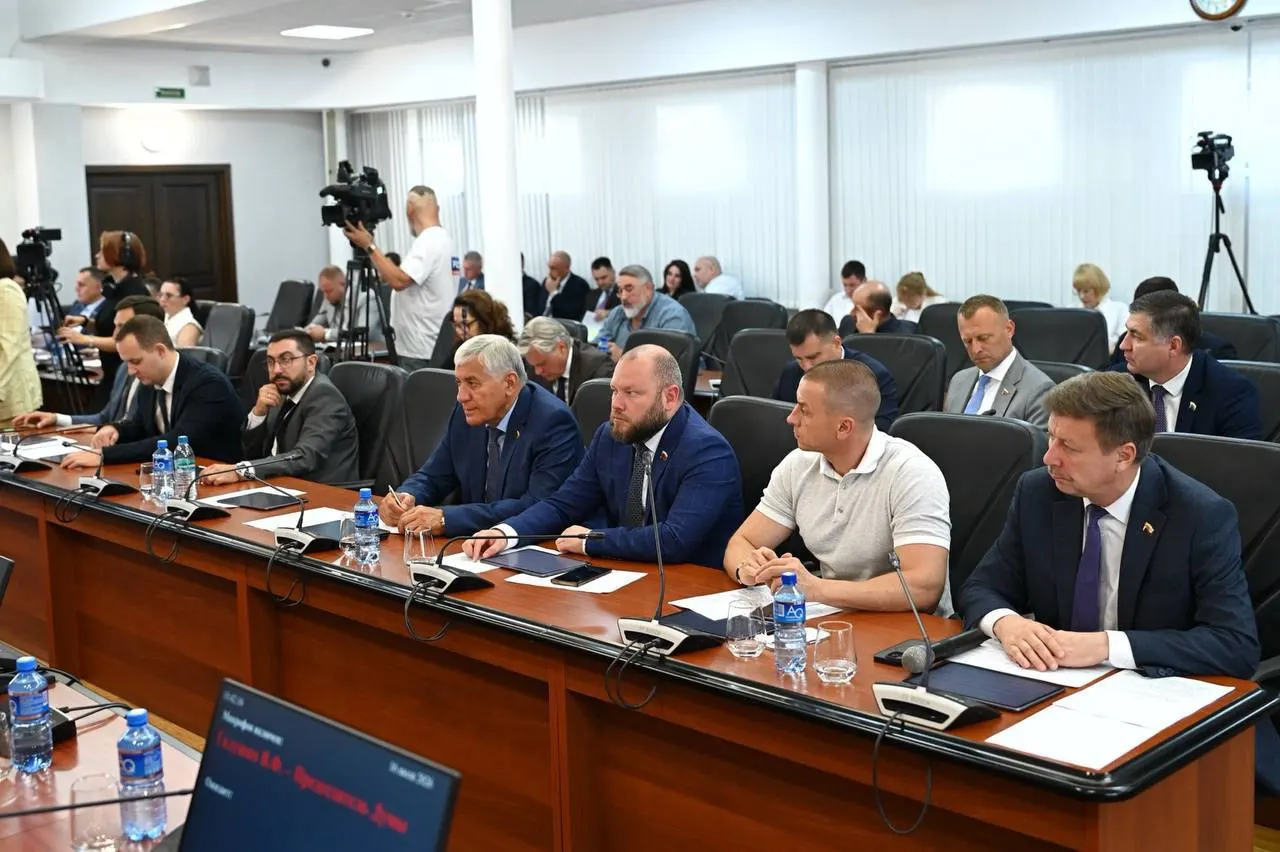 Муниципальная надбавка в 1 млн рублей при подписании контракта продлена до 30 сентября. Общая единовременная выплата при заключении контракта в Краснодара — 3,9 млн ₽, выплаты за первый год — до 6,5 млн. Для погибших в СВО решено списывать задолженности по земельному и имущественному налогам.