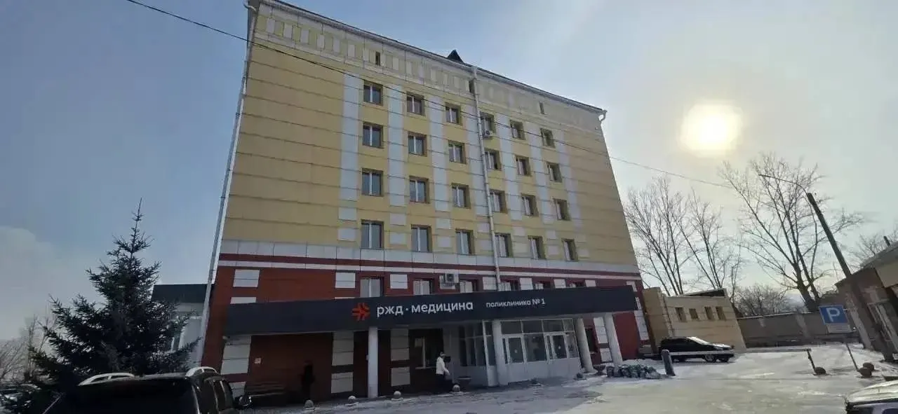 По версии следствия, хирург помог шестёрым военнослужащим оформить подложные выписки и госпитализации за вознаграждение. Суд оштрафовал врача и конфисковал полученные откаты.