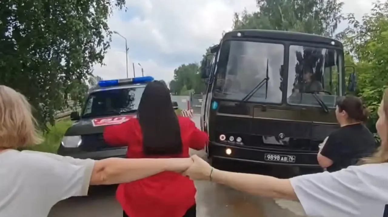 Из сборного пункта в Верхней Пышме около 30 человек вывезли в Ростов-на-Дону вопреки протестам семей; родственники утверждают, что среди отправленных были люди с тяжёлыми ранениями и болезнями.