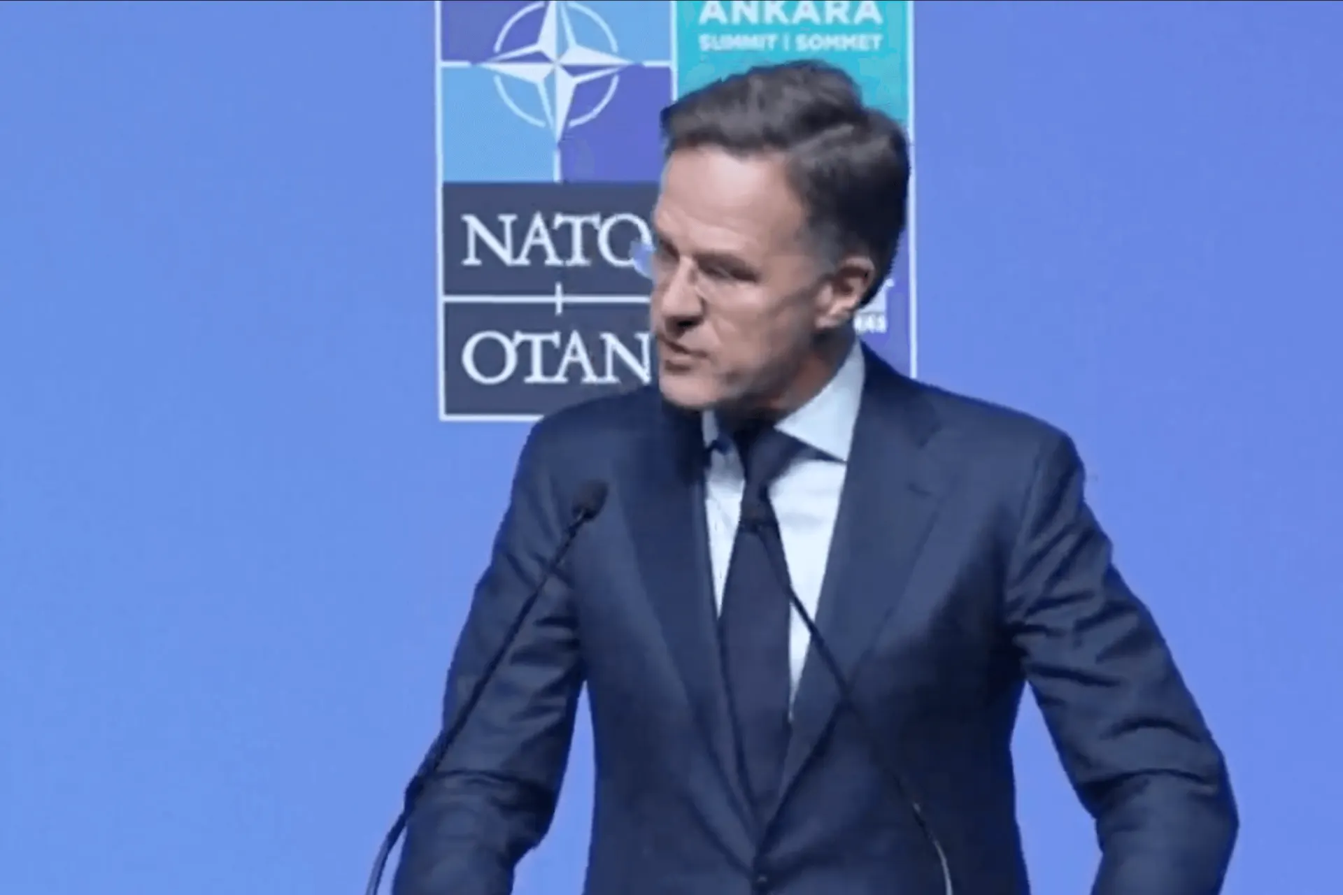 На саммите в Анкаре Марк Рютте предупредил, что ежемесячные потери армии доходят до десятков тысяч человек, и призвал молодых мужчин дважды подумать перед вступлением в военные формирования.