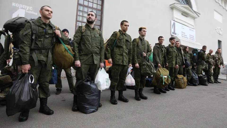 На кадровых платформах резко выросло число объявлений о поиске специалистов по воинскому учёту и мобподготовке — тысячи вакансий появились за последние недели, в основном в Москве и крупных регионах.