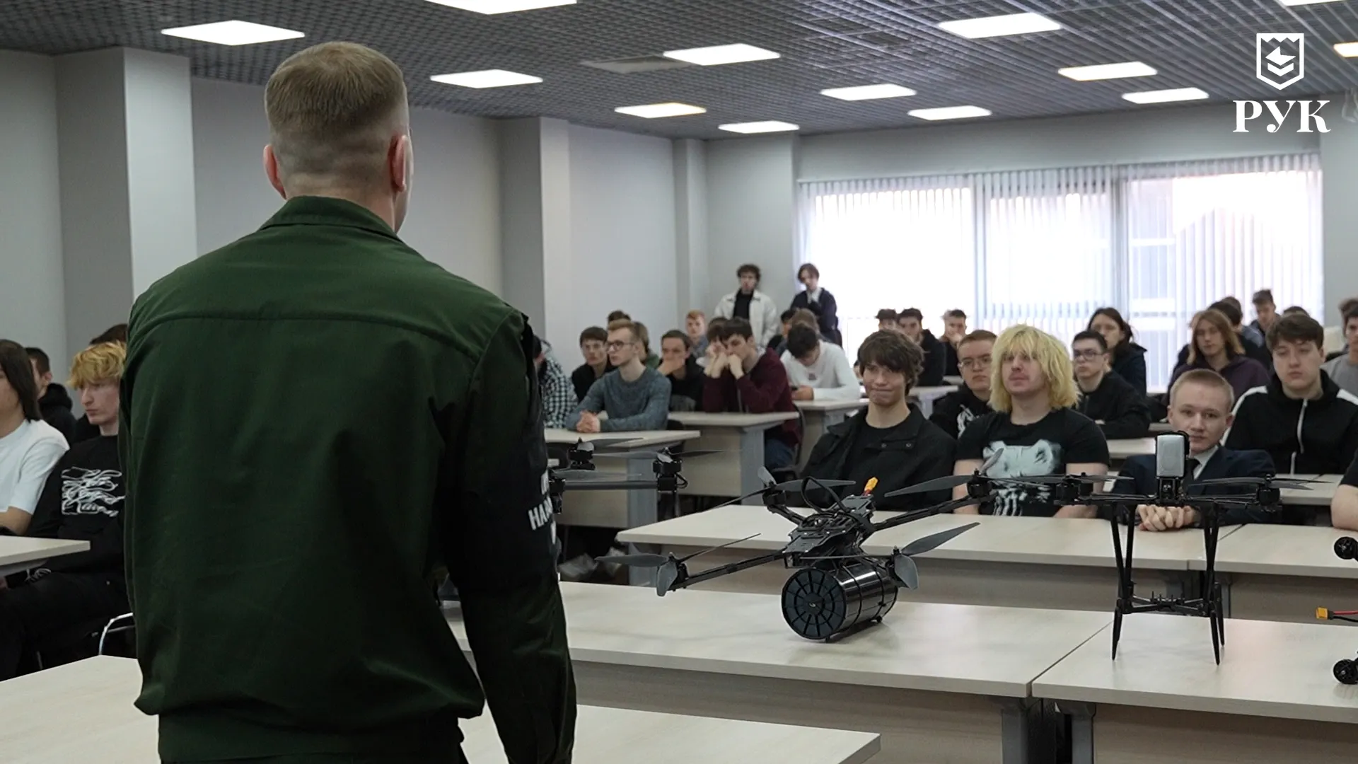 В расписании первых курсов появились дисциплины военного характера; занятия проходят онлайн, поднимается вопрос призыва студентов на службу.