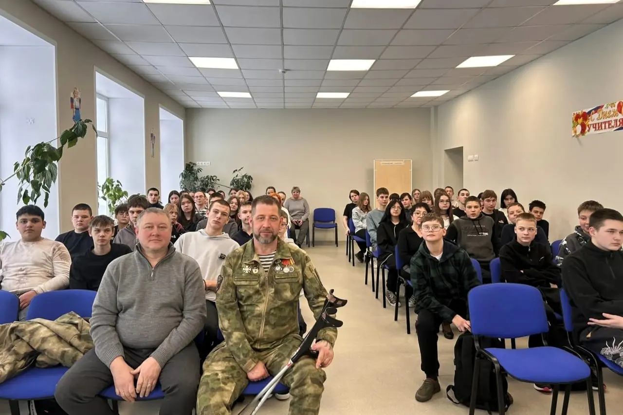 Министерство образования выпустило методические рекомендации о включении ветеранов и участников СВО, обладателей госнаград и представителей нацдиаспор на школьных линейках, с началом флага и гимна и завершением обсуждением важных тем.