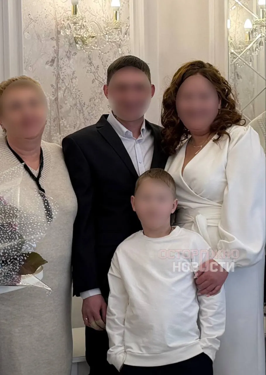 По данным близких, задержание произошло на лавке; мужчину увезли в центр отбора на контрактную службу и заставили подписать контракт под давлением.