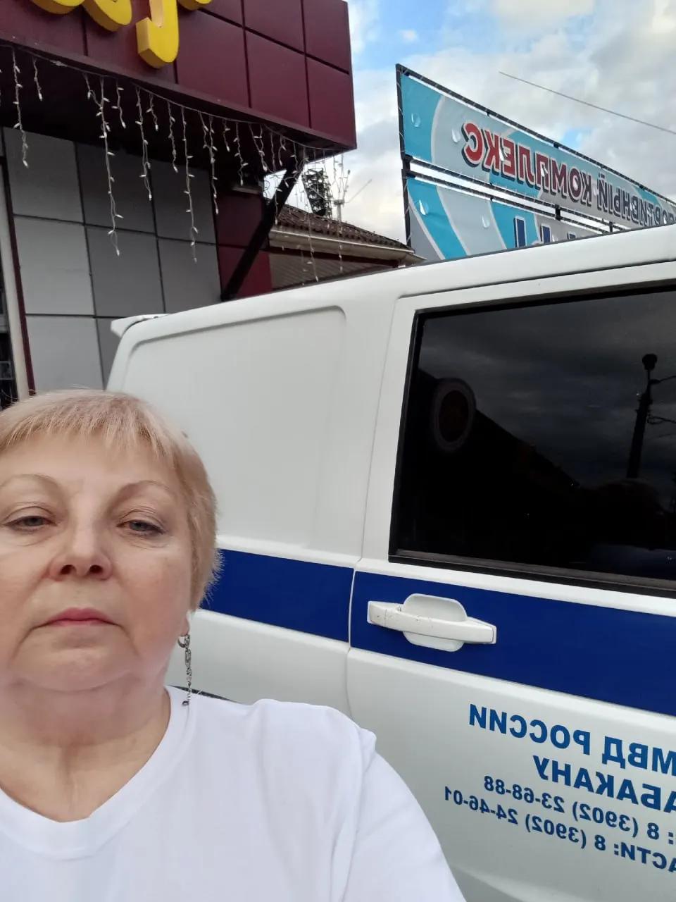 Мать мобилизованного держала плакат с призывом вернуть сына; полицейские забрали плакат и угрожали помещением в психиатрическую больницу.