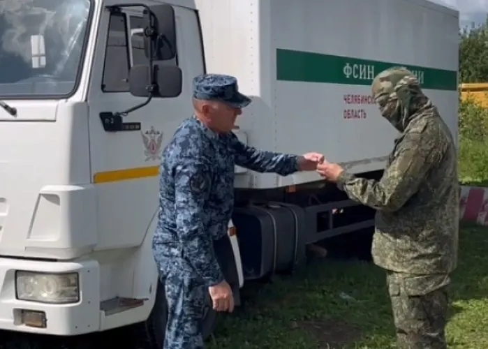 Налоговая служба и исправительная колония передали три гражданских автомобиля подразделению ВДВ; технику предстоит доводить до боевых условий на фронте.