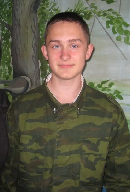 После попытки вербовки в частную военную компанию заключенного Бакаева снова увезли из колонии; семья и правозащитники ищут ответы и подают запросы в ведомства.