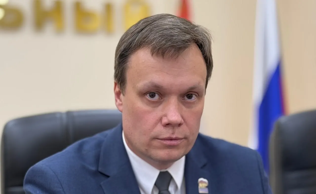 Региональный чиновник обвинял внешнее влияние и призывал поддержать правящую партию, одновременно заявив о важности «традиционных ценностей»; критики напомнили о прошлых инцидентах.