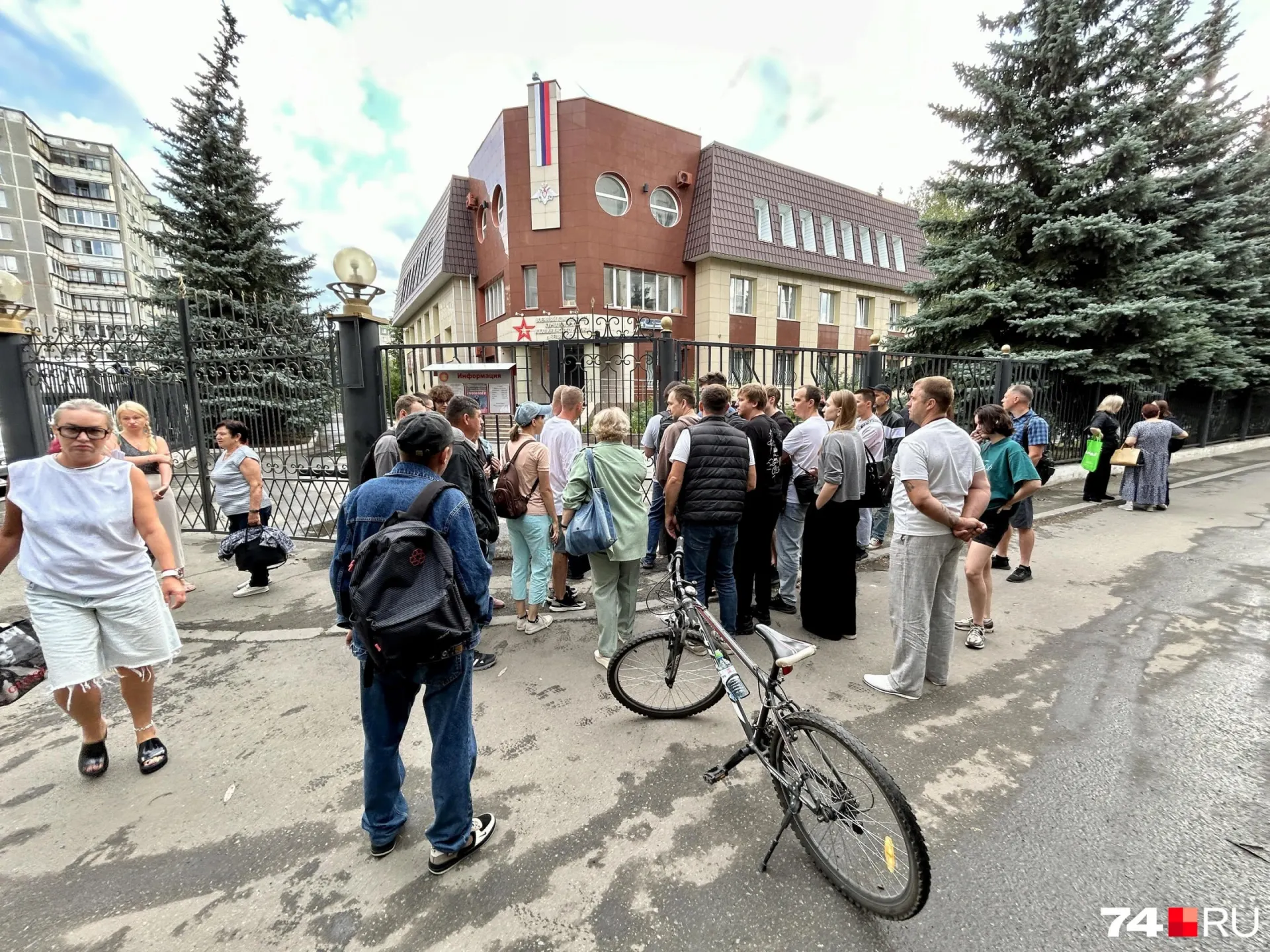 Расширение штата и оптимизация процессов помогают ускорить обслуживание в военкоматах двух районов.