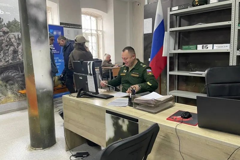 Пресс-служба и официальные лица опровергли слухи о мобилизации; аналитики считают, что цель распространения информации — давление на общество.