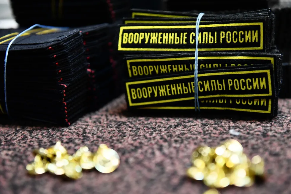 Московская юридическая фирма предлагает услуги по оформлению отсрочек, броней и сопровождению выездов за пределы России для призывников. В статье освещаются детали работы фирмы и слухи о возможных связях сотрудников с военным руководством.