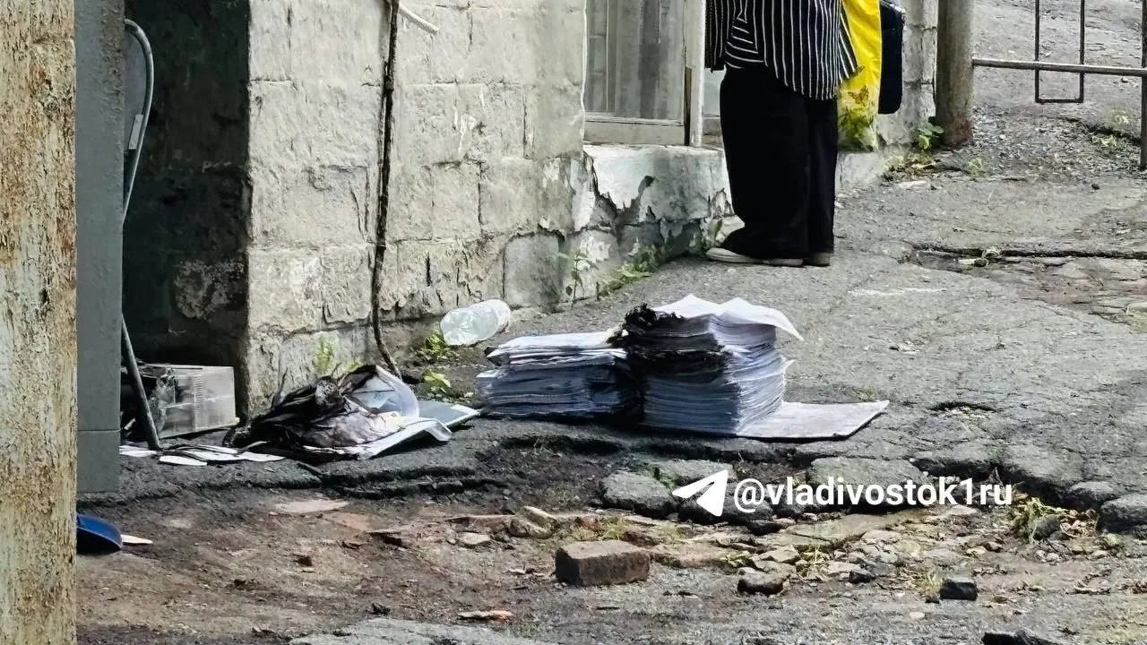 Из военкоматов вынесли часть бумаг; часть документов частично сгорела. Правоохранители допрашивают задержанного.