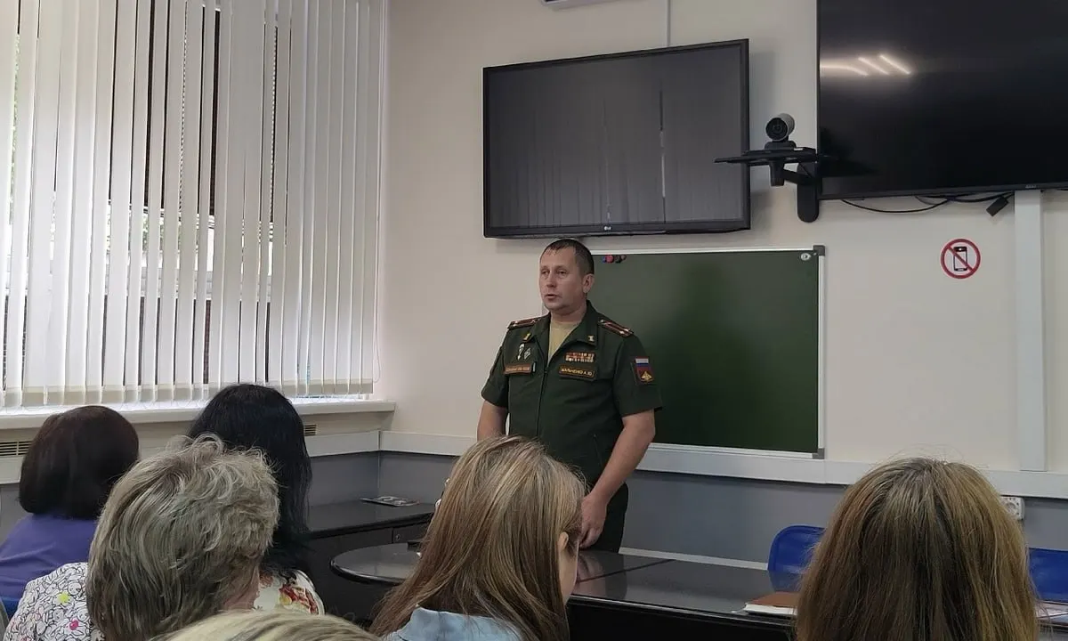 Формируются мобильные огневые группы из местных жителей для охраны воздушного пространства республики и важных объектов — дорог, подстанций, энерго- и водоснабжения, мостов и заводов. Срок службы — от одного до четырех месяцев в году; сохраняется место работы и заработная плата.