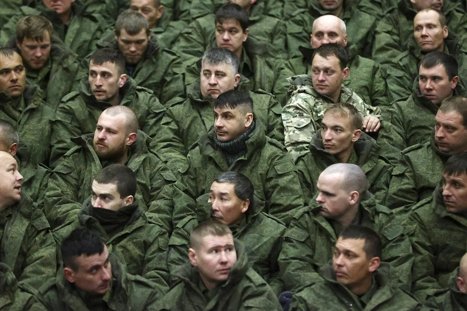 В июле три профильных издания выпустили обзоры по ведению учета военнообязанности в период мобилизации; в материалах анализируются требования к учету, ответственность за точность данных и особенности кадрового учёта.