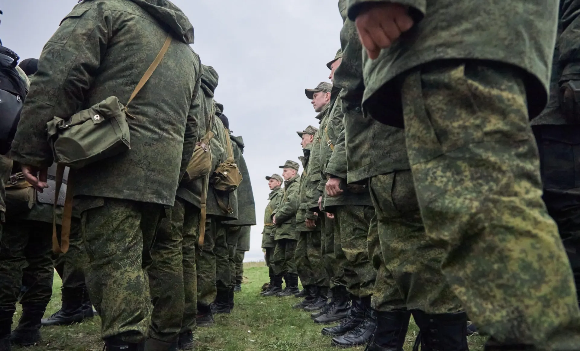 Граждане всё чаще опасаются возможного призыва после выборов; о скрытых мерах и ограничениях выезда сообщают источники.