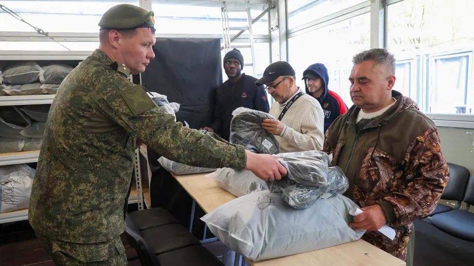 Региональные власти штрафуются за невыполнение квот набора контрактников для военных действий. Примеры в Братске, Невинномысске и других регионах демонстрируют масштабы кампании.