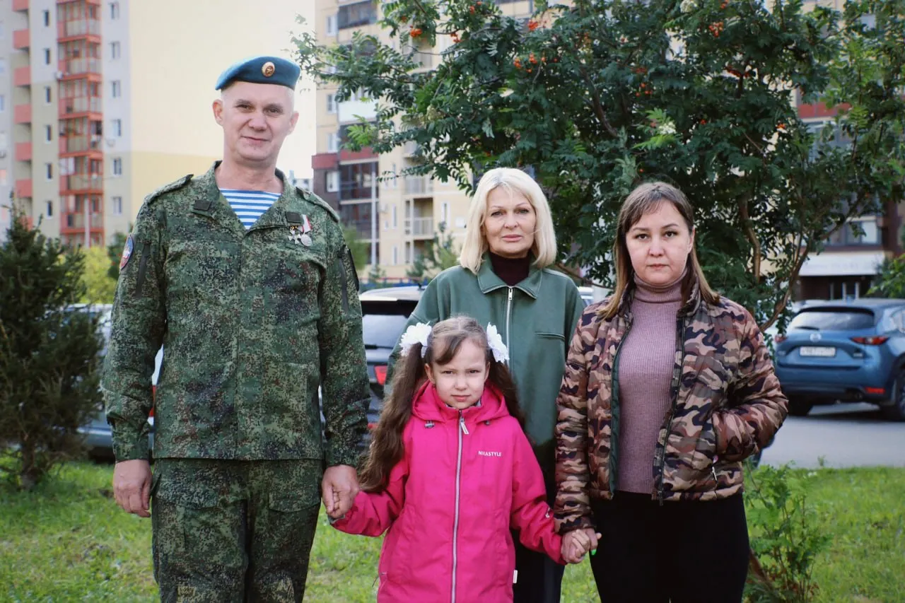 История о том, как память о погибших отцах используется в школьной повседневности и вызывает вопросы об использовании утраты в целях пропаганды.
