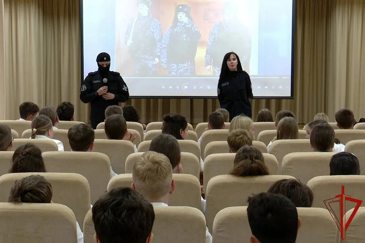 200 школьников приняли участие в занятии, посвящённом патриотическому воспитанию и особенностям службы. Урок включал демонстрацию подвигов сотрудников и примерку защитной экипировки.