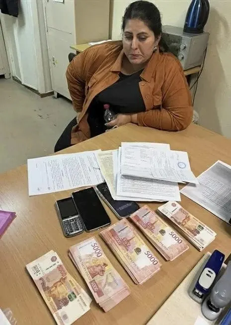 В Екатеринбурге выявлена мошенническая схема: мужчин убеждают подписать контракт на участие в СВО, затем требуют фиктивный брак и похищение банковских карт. За вербовку выплачивают деньги, а в случае гибели мужчины — «гробовые» в размере 10 миллионов.