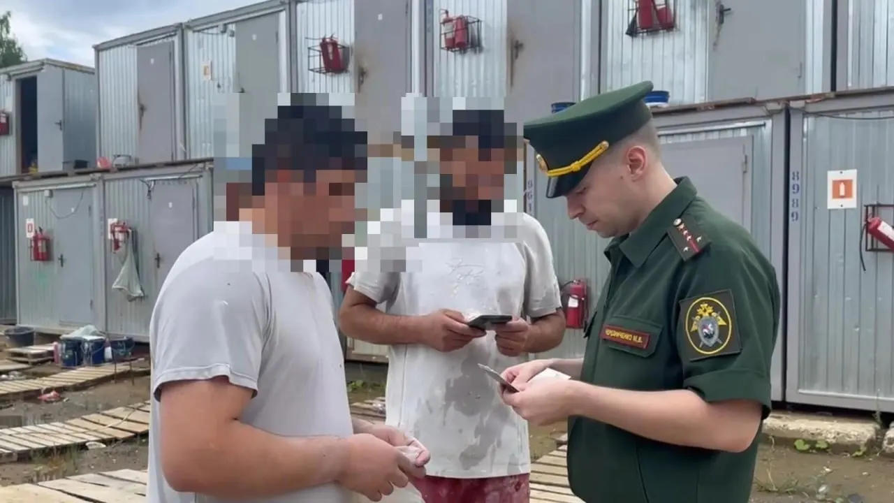 Следователи посетили три стройплощадки во Фрунзенском районе и проверили документы 13 рабочих на гражданство и учет в армии; одного сотрудника направили в военный комиссариат.