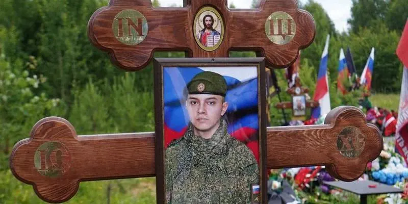 Расследование о давлении на призывников, попытках перевести их в контрактную службу и последствиях в приграничных регионах, включая гибель молодых людей.
