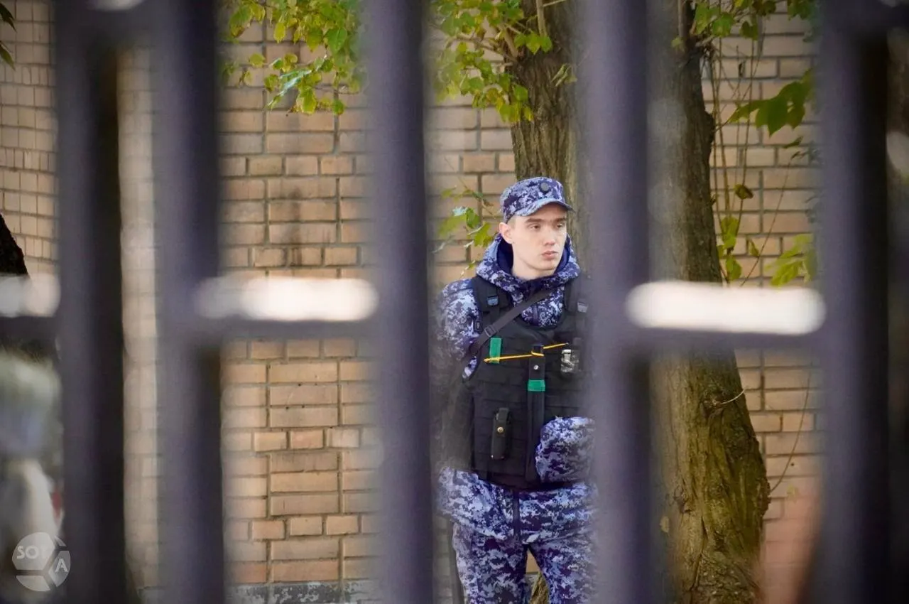 Перераспределены 54 223 200 рублей из программ социальной помощи на единовременные выплаты военнослужащим, сотрудникам Росгвардии и их семьям; затронуты различные направления соцподдержки региона.