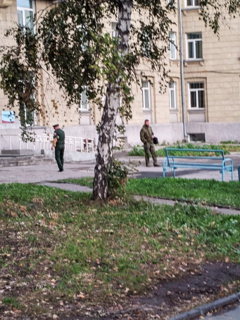 У входа в участок №2013 на Красном проспекте Новосибирска мужчины получали повестки и настойчиво предлагали подписать контракт с Минобороны. По словам местных жителей, возле здания дежурят военные и военкоматы, которые останавливают мужчин и вручают повестки.