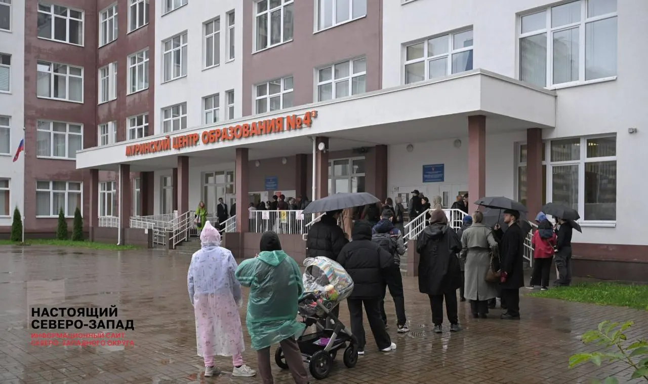 Люди пришли голосовать в полдень под дождём. Призываем делиться фото и видеоматериалами очередей и бюллетенями, чтобы освещать процесс голосования.