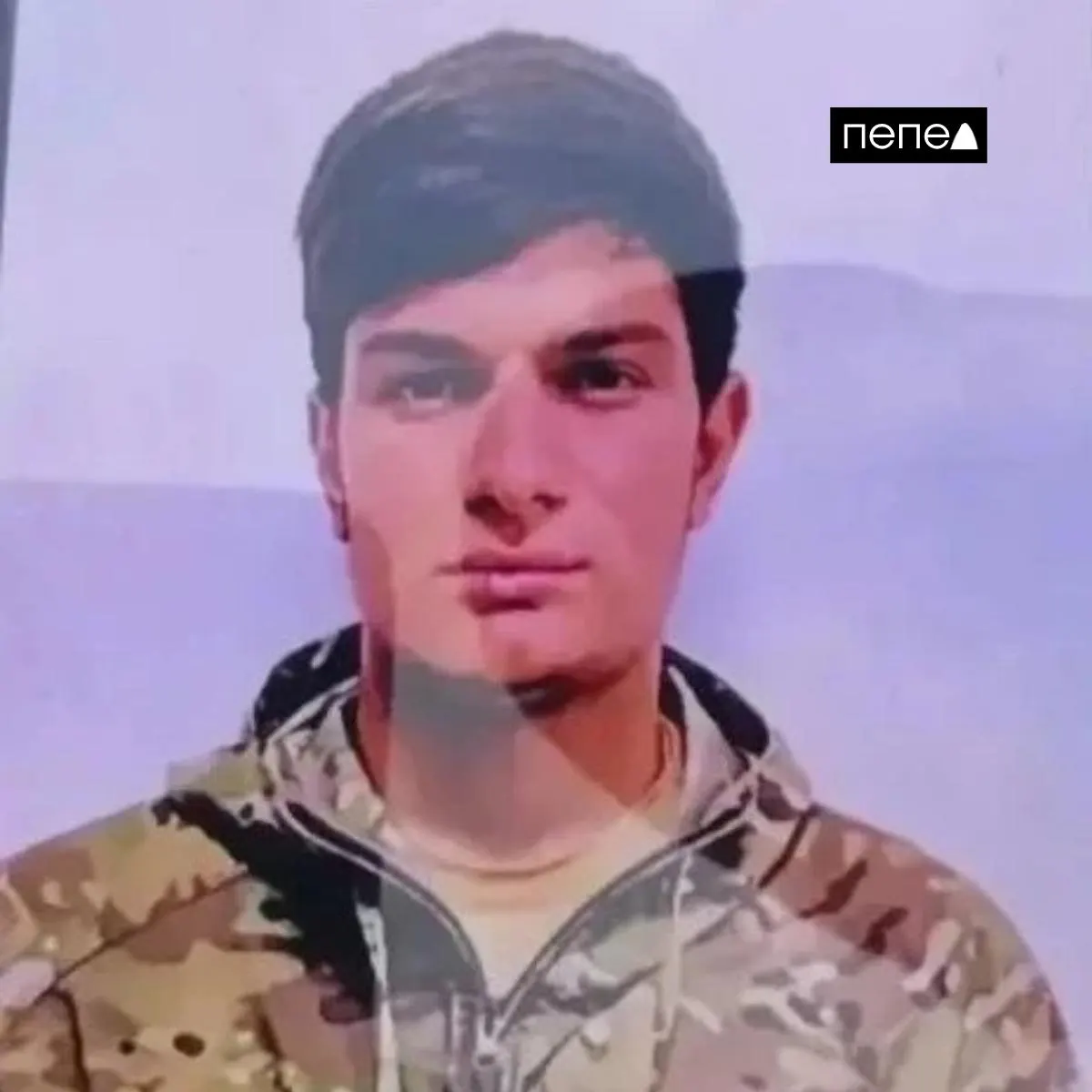 Ориентировка сообщает, что военнослужащий вооружён и может представлять опасность.