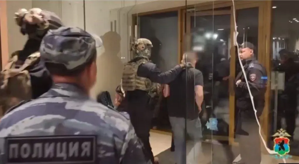 Во время ночного рейда в карельском клубе силовики заносили данные гостей и вручали повестки; инцидент вызвал вопросы родственников и наблюдателей.