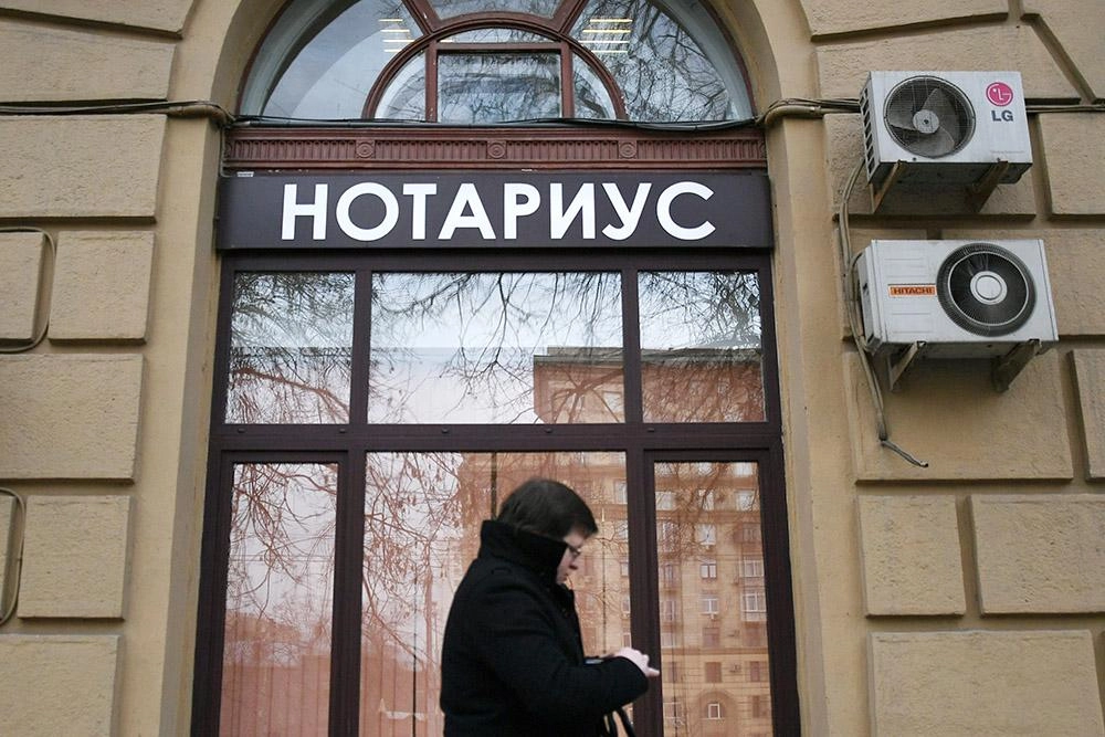 Правозащитники сообщают о случаях устных отказов нотариусов удостоверять доверенности на представление интересов военнообязанных в военкоматах; обсуждается роль нотариатов в призывной кампании и влияние на ситуацию.