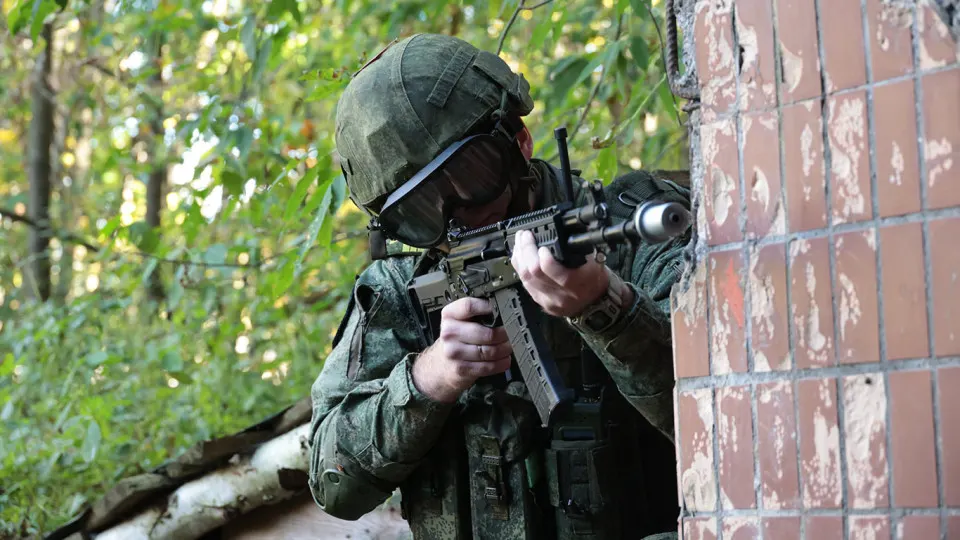Министерство обороны России предложило увеличить полномочия военной полиции в розыске дезертиров, включая создание спецгрупп задержания, организацию засад и оцепления районов розыска. Предлагаемые изменения затрагивают общевоинские уставы и Устав военной полиции.