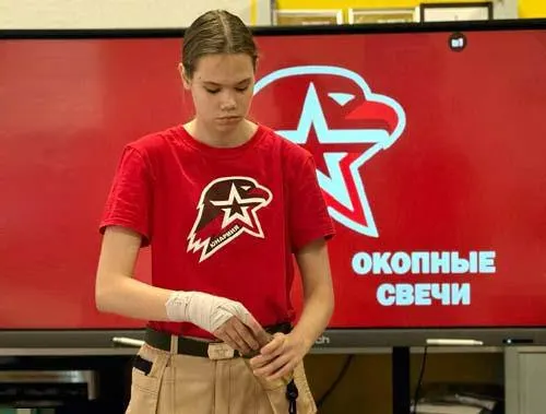 Учебная акция в школе №30 города Тюмени включала мастер‑класс по изготовлению окопных свечей и сбор макулатуры в поддержку вооружённых сил.