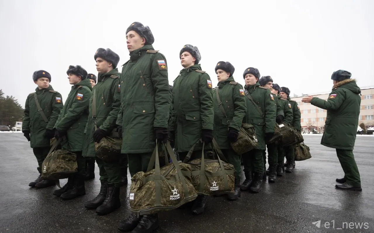 Срочники не будут направляться в зоны проведения специальной операции; набор для СВО формируется на контрактной основе. Годовой призыв введён с 2025 года, первые группы отправят 10 октября.