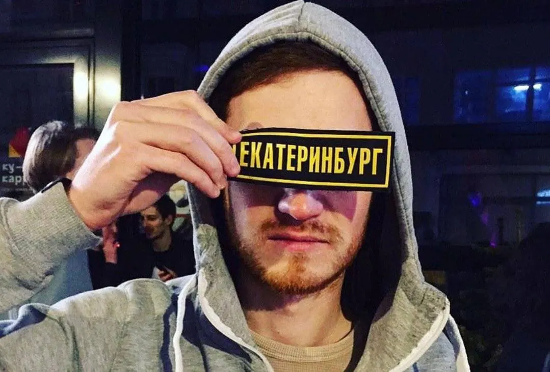 36-летний уличный художник Slava PTRK сообщил о получении повестки из военного комиссариата; он не достиг призывного возраста, имеет статус иностранного агента и продолжает работать дистанционно.