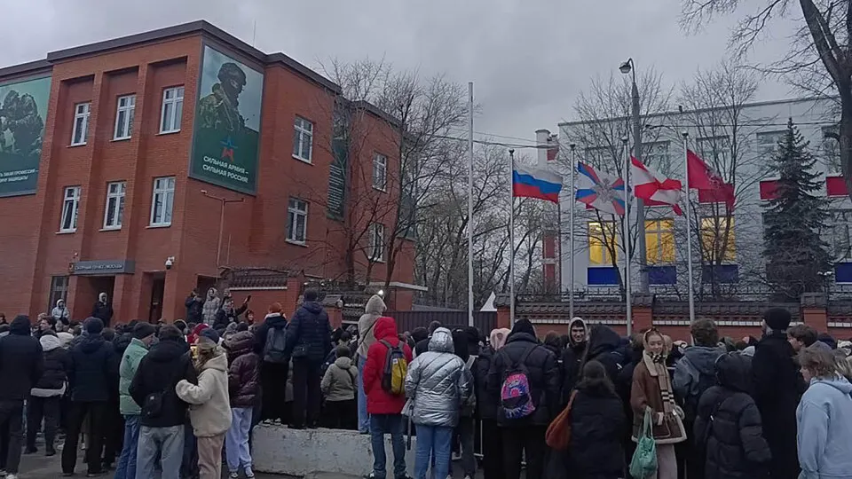 В столице зафиксированы случаи задержания призывников в метро и на улицах в рамках мер по призыву. Правозащитники отмечают повышенную активность силовых структур с середины месяца.